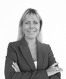 Svartvitt foto f&ouml;rest&auml;llande Marie-Louise Genach som &auml;r CEO f&ouml;r f&ouml;retaget Prosody. Marie-Louise &auml;r filosofie magister i spr&aring;kvetenskap vid Lunds universitet och &auml;r legitimerad l&auml;rare i svenska och engelska. Hon &auml;r &auml;ven certifierad i aff&auml;rsengelska av Trinity College, Storbrittanien. 