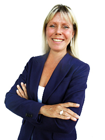 Foto föreställande Marie-Louise Genach som är CEO för företaget Prosody. Marie-Louise är filosofie magister i språkvetenskap vid Lunds universitet och är legitimerad lärare i svenska och engelska. Hon är även certifierad i affärsengelska av Trinity College, Storbrittanien. Marie-Louise är blond och på bilden iförd en mörkblå kavaj.